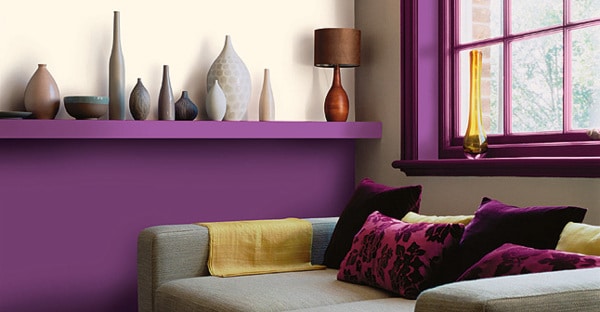 Quelles couleurs associer avec un mur violet