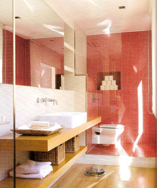 Salle de bain moderne carreaux rouges
