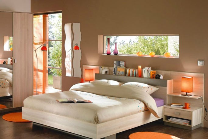 Chambre marron et orange