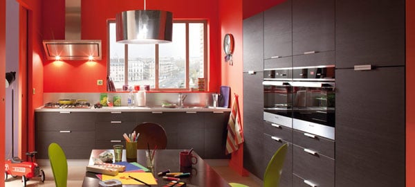 peindre ses meubles de cuisine - cuisine noire et rouge