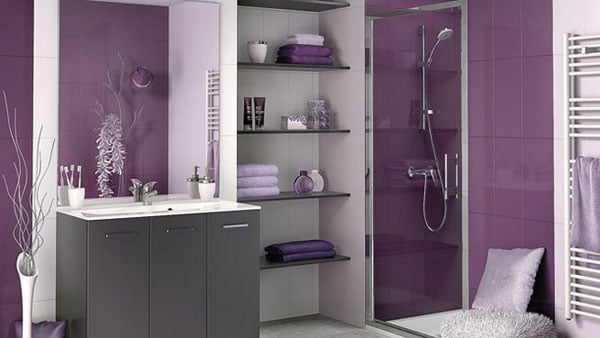 Salle de bain gris et violet