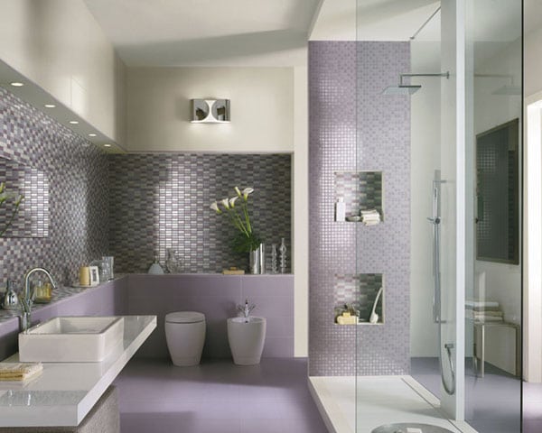 salle de bain spacieuse blanche et grise