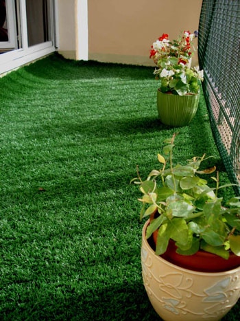 pelouse synthétique sur un balcon