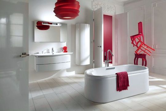 salle de bain minimaliste blanche et rouge
