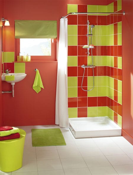 salle de bain rouge et verte