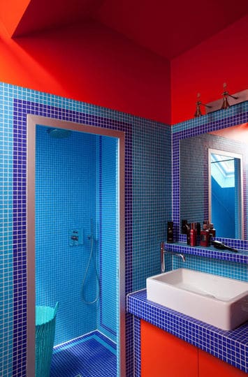 Salle de bain rouge et bleue associations de couleurs en déco