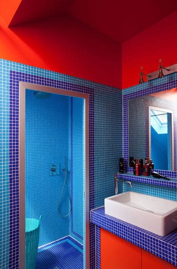 Salle de bain rouge et bleue