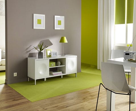 Salon taupe et vert réchauffer sa déco