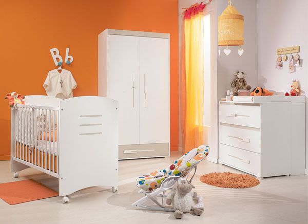 chambre de bébé grise et orange