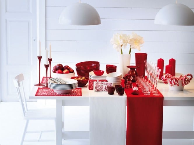 déco table Noël rouge et blanc - nappe blanche et chemin de table rouge,  vaisselle blanche, …