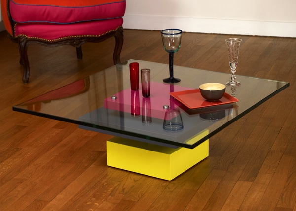 Table basse les pieds sur la table