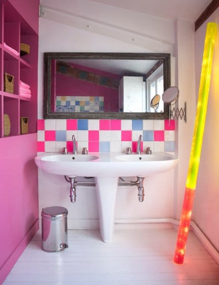 salle de bain rose bonbon acidulée