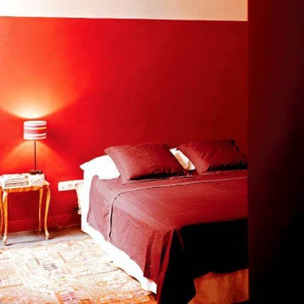 Chambre rouge orangée