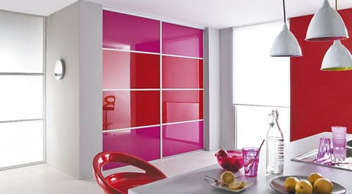 placard rouge et rose portes d'armoires sur mesure