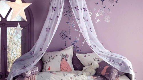 chambre d'enfant violette