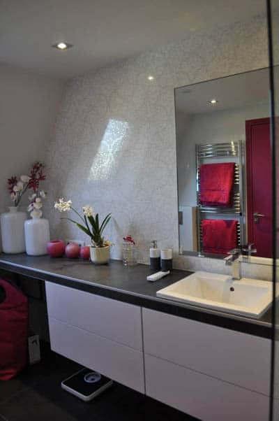 Salle de bain blanche et framboise aurélie hemar
