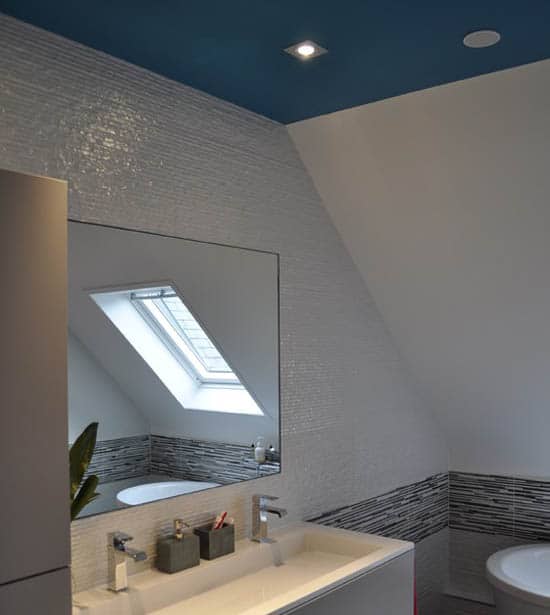 plafond bleu salle de bain