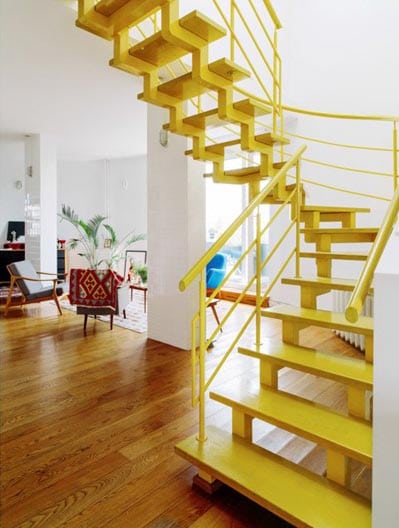 Escaliers colorés jaunes déco moderne