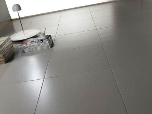 nettoyer un carrelage gris