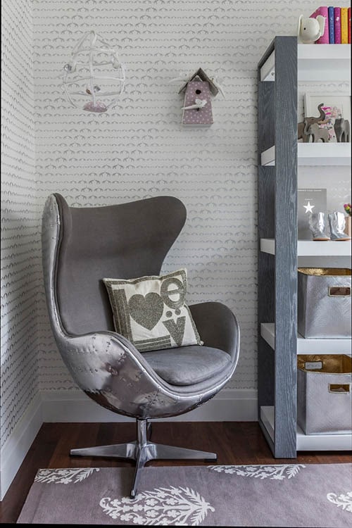 Chambre de bébé moderne grise