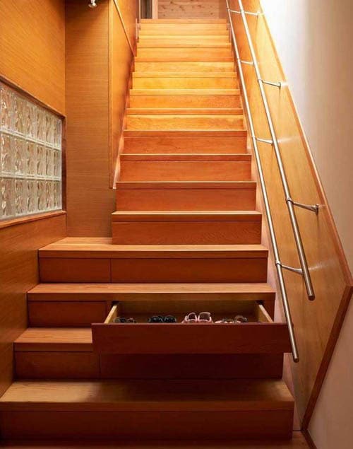 tiroirs dans les escaliers