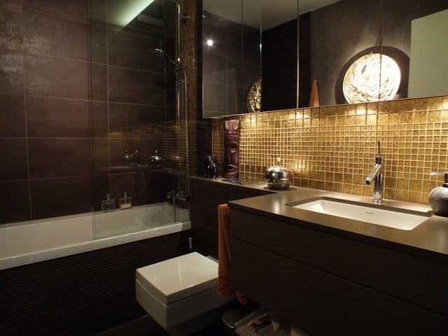 salle de bain noire et dorée