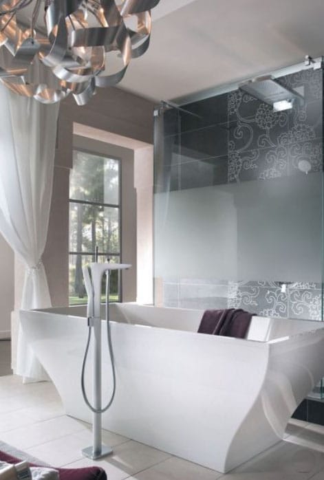 Salle de bain mauve luxueuse et contemporaine