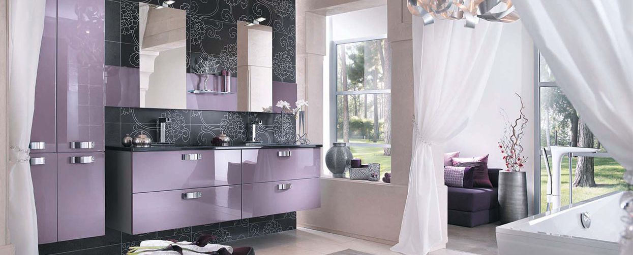 Salle de bain mauve luxueuse et contemporaine