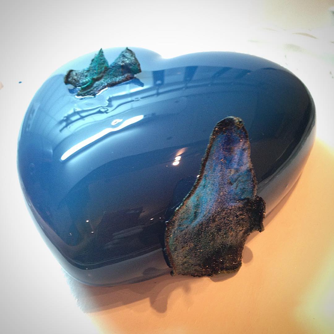 Gâteau coeur glaçage brillant bleu