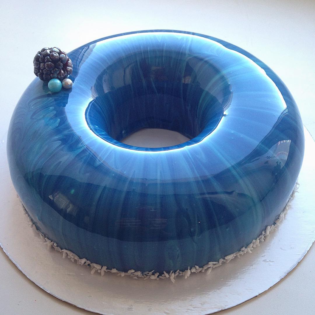 Gâteau glaçage brillant bleu