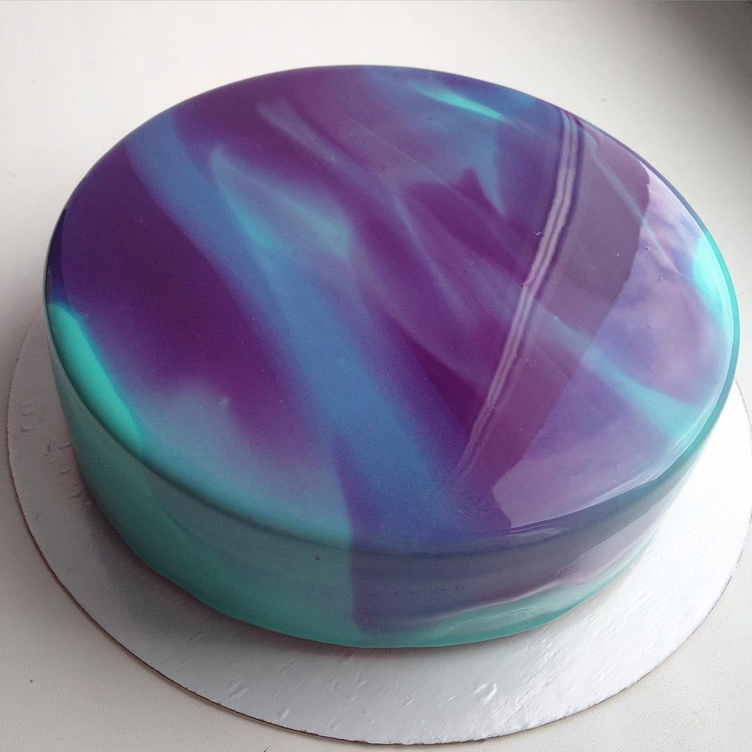 Glaçage brillant techniques et inspiration pour un mirror cake réussi