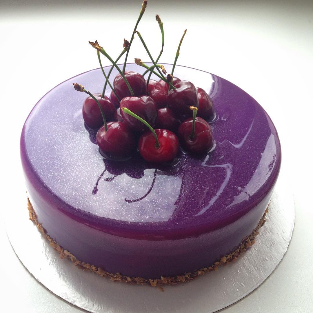 Gâteau glaçage brillant pailleté violet