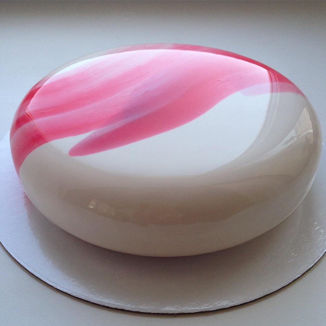 Gâteau glaçage brillant rose et blanc