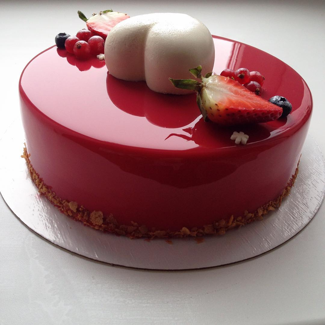 Gâteau glaçage brillant rouge