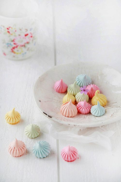 Meringues pastels