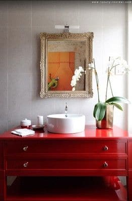 meuble de salle de bain rouge