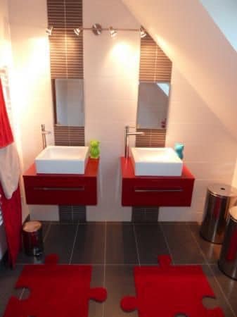 salles de bain rouges