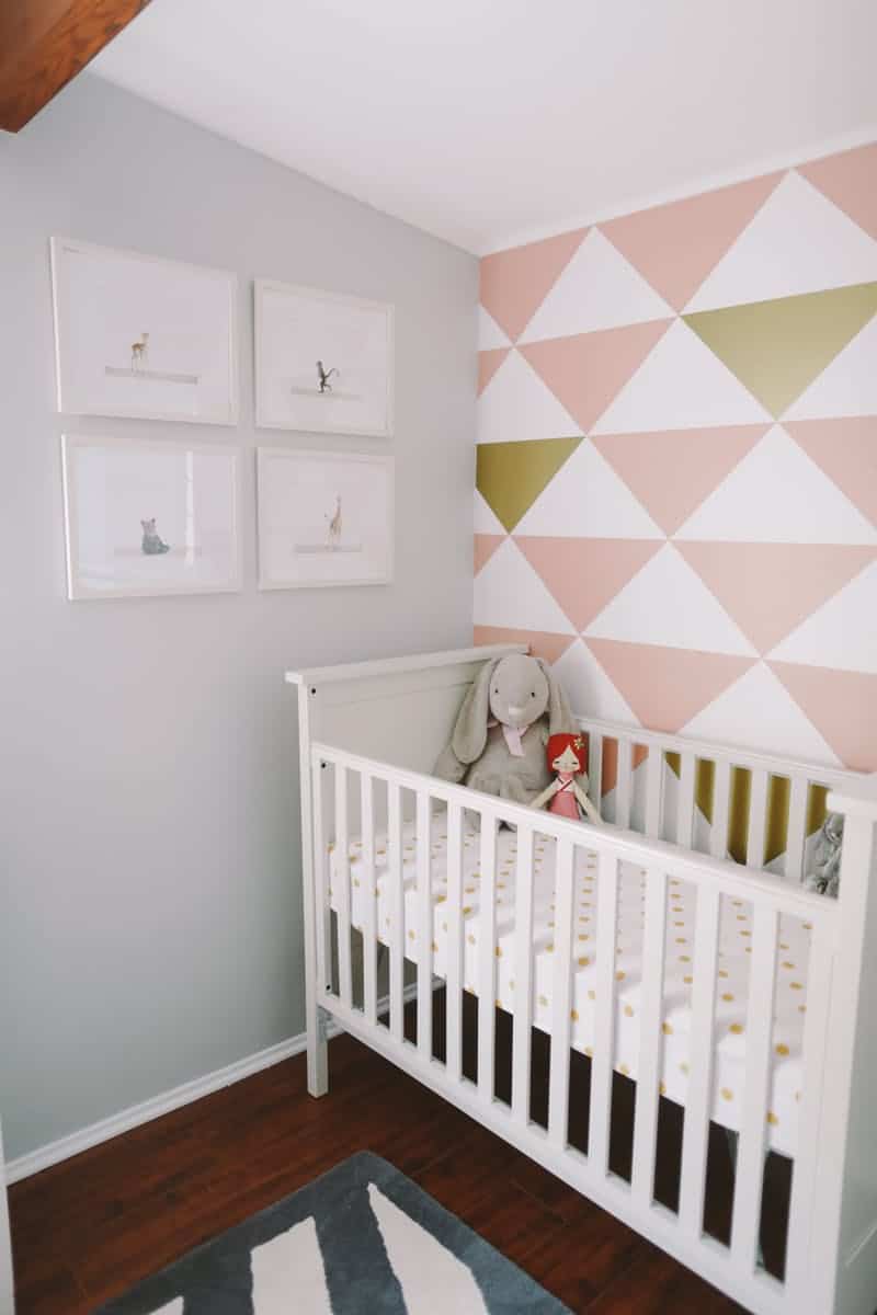 chambre bébé rose et dorée