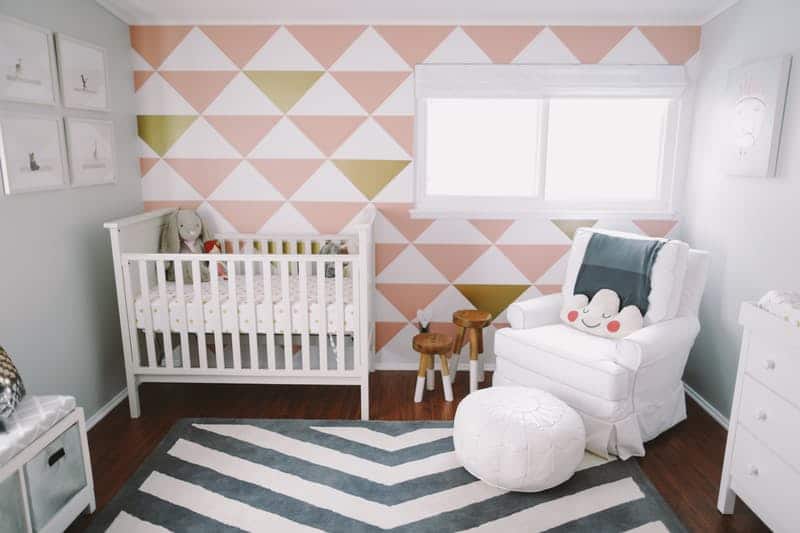 chambre bébé rose et dorée