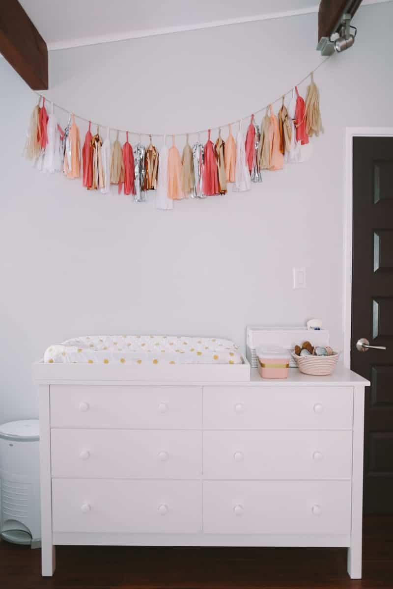 chambre bébé rose et dorée