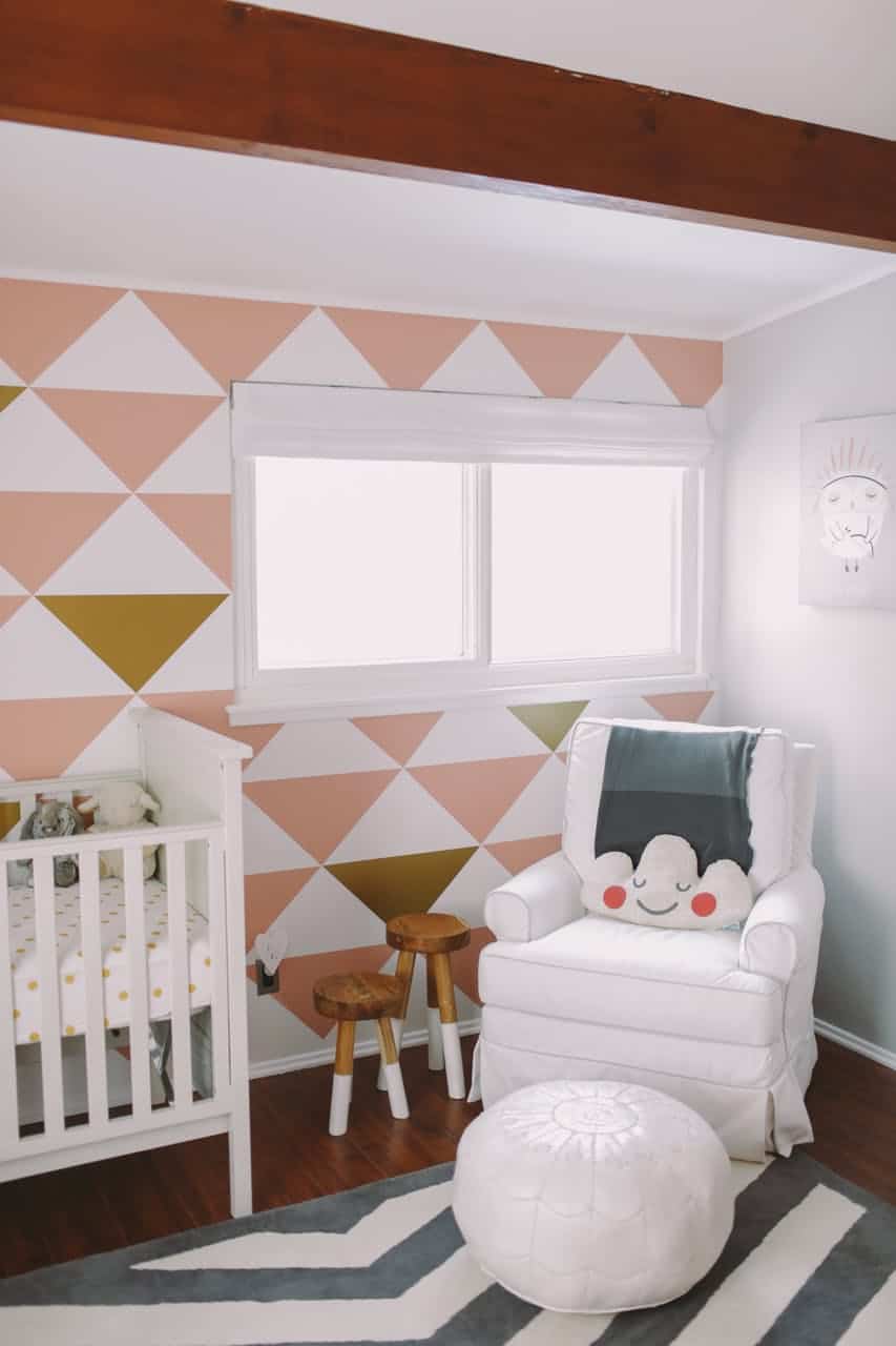 chambre bébé rose et dorée