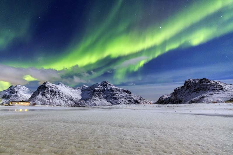 flakstad Norvège aurores boréales paysages enneigés