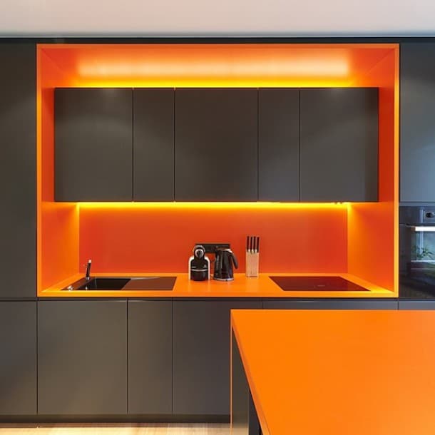 cuisine colorée orange et gris futuriste