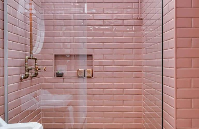 salle de bain carrelage rose
