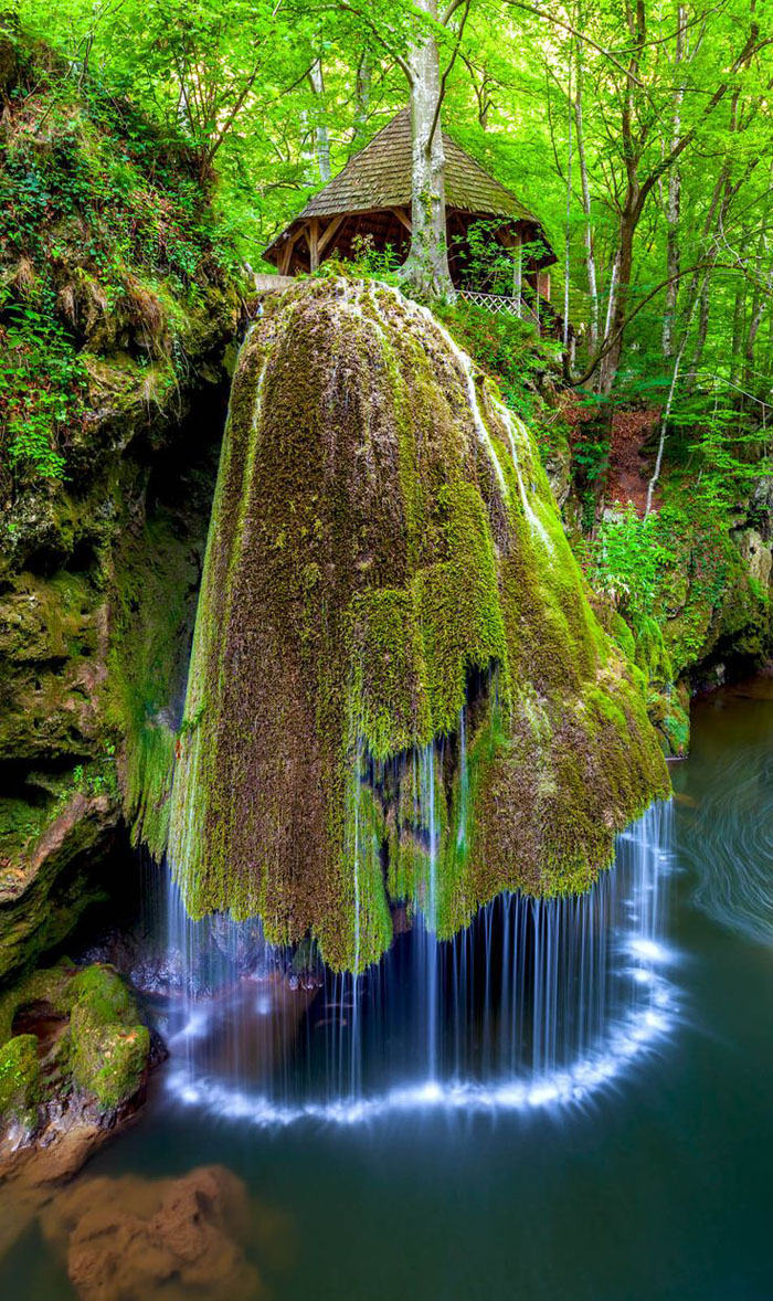 Cascade de la réserve naturelle des montagnes Anina Roumanie