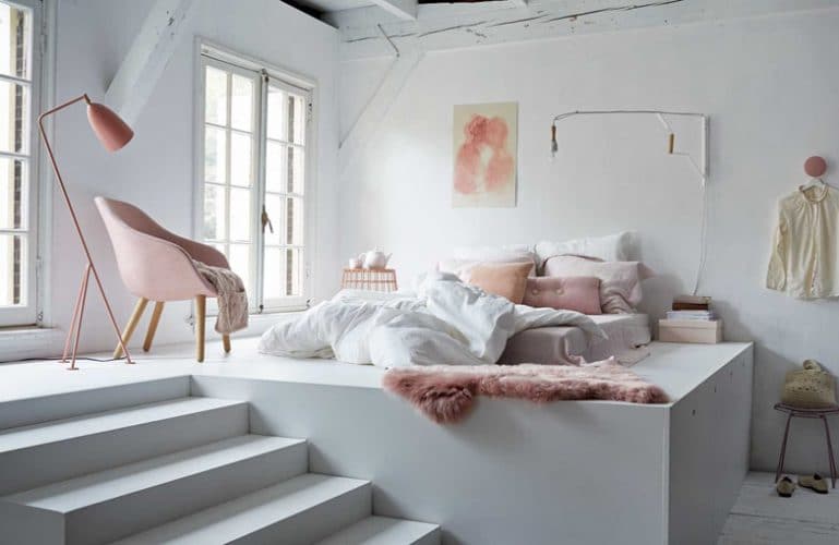 chambre hygge scandinave rose et blanche