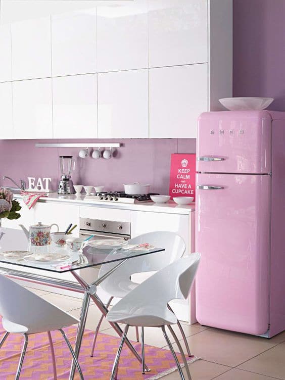 Une Cuisine Rose Avec Un Frigo Bleu Et Un Frigo Rose Avec Une