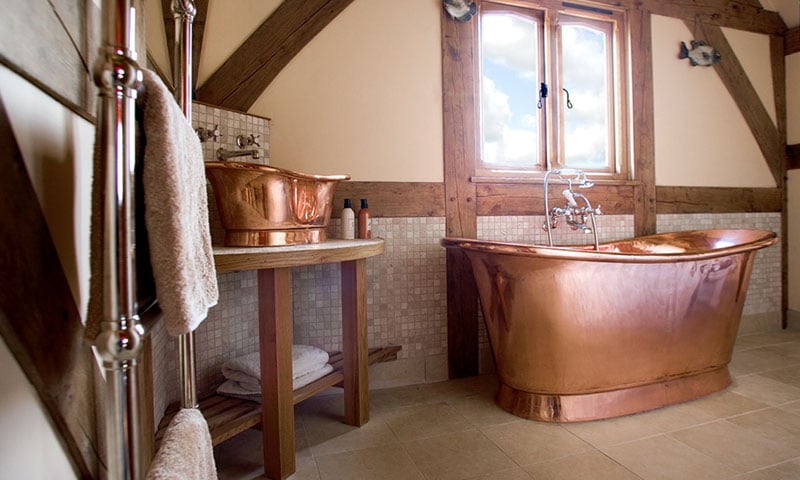 baignoire en cuivre salle de bain 