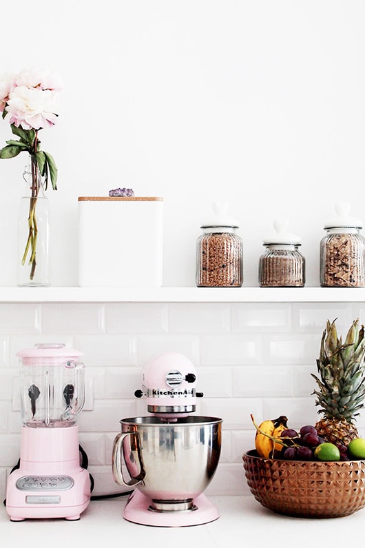 cuisine blanche et rose pastel 