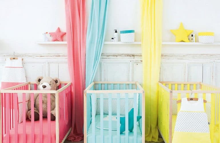 Lits pour enfants colorés rose bleu et jaune Bonton